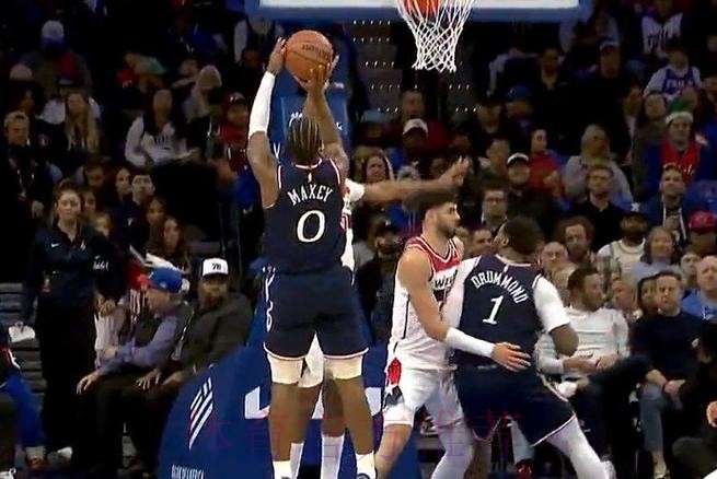 马克西急停后仰中投命中,76人落后两位数后实现反超 马克西急停后仰中投命中,76人落后两位数后实现反超